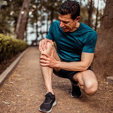 man with knee pain 386 x 386.jpg